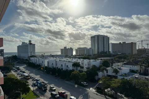 Condo in Pompano Beach, Florida, 1 bedroom  № 961598 - photo 1