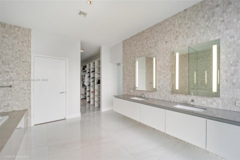 Condominio en venta en Miami, Florida, 4 dormitorios, 278.43 m2 № 918110 - foto 21