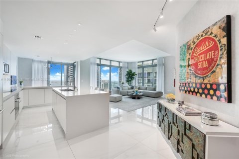 Condo in Miami, Florida, 4 bedrooms  № 918110 - photo 1