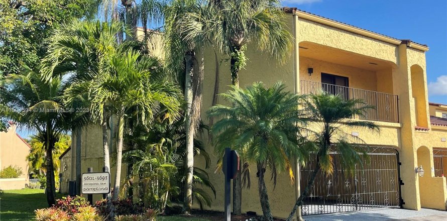 Townhouse in Doral, Florida 3 bedrooms, 203.46 sq.m. № 918147