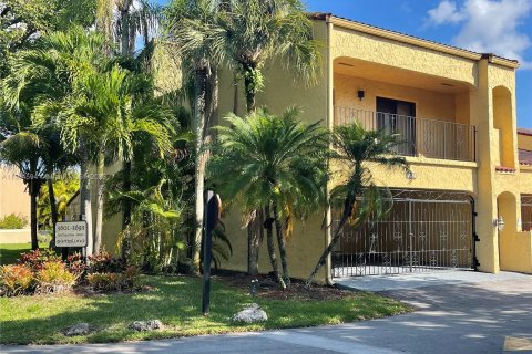 Townhouse in Doral, Florida 3 bedrooms, 203.46 sq.m. № 918147 - photo 2