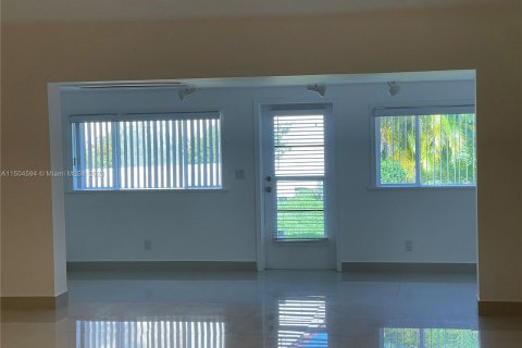 Townhouse in Doral, Florida 3 bedrooms, 203.46 sq.m. № 918147 - photo 14