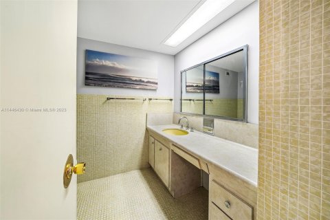 Condo in Miami Beach, Florida, 1 bedroom  № 698680 - photo 15