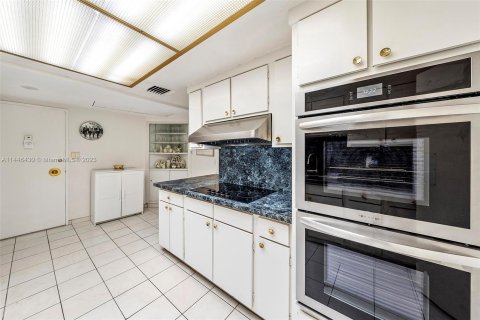 Condo in Miami Beach, Florida, 1 bedroom  № 698680 - photo 7