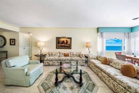 Condo in Miami Beach, Florida, 1 bedroom  № 698680 - photo 1