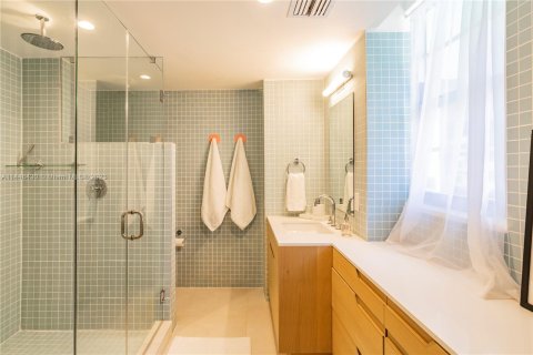 Condo in Miami Beach, Florida, 1 bedroom  № 698680 - photo 16