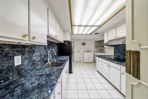 Condo in Miami Beach, Florida, 1 bedroom  № 698680 - photo 6