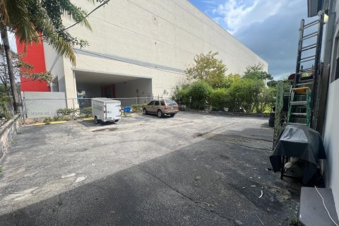 Commercial property in Miami, Florida № 1098549 - photo 5