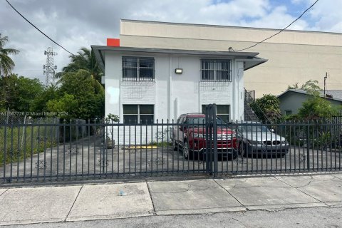 Commercial property in Miami, Florida № 1098549 - photo 1