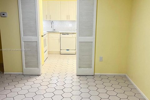 Condo in Lauderhill, Florida, 2 bedrooms  № 1372809 - photo 9