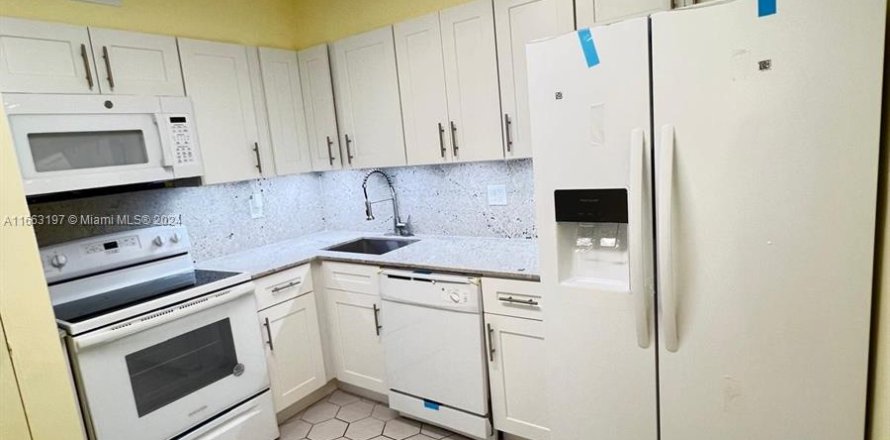 Condo in Lauderhill, Florida, 2 bedrooms  № 1372809