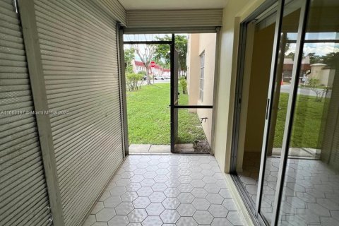 Condo in Lauderhill, Florida, 2 bedrooms  № 1372809 - photo 19