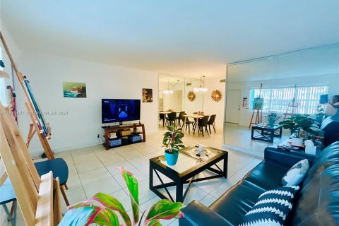 Condominio en venta en Hallandale Beach, Florida, 1 dormitorio, 60.39 m2 № 1233243 - foto 24