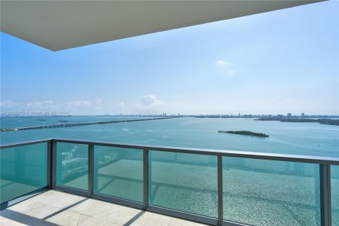 Condo in Miami, Florida, 3 bedrooms  № 1228376 - photo 1