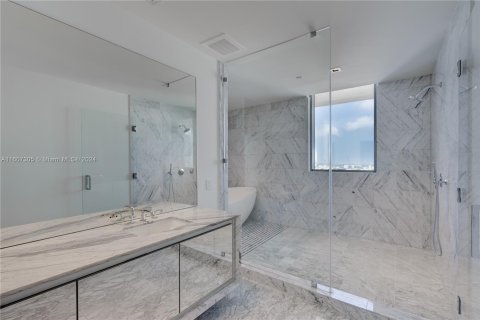 Condominio en venta en Miami, Florida, 3 dormitorios, 307.97 m2 № 1228376 - foto 20