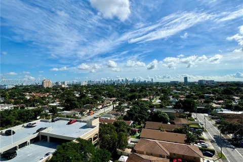 Condo in Miami, Florida, 2 bedrooms  № 1402709 - photo 2