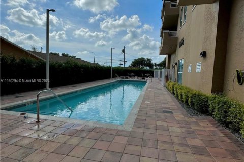 Condo in Miami, Florida, 2 bedrooms  № 1402709 - photo 13