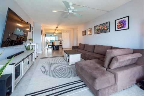 Condo in Fort Lauderdale, Florida, 2 bedrooms  № 1369105 - photo 1