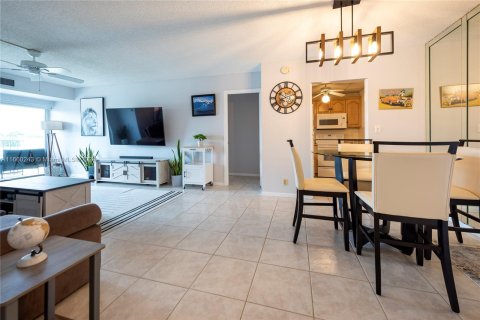 Condo in Fort Lauderdale, Florida, 2 bedrooms  № 1369105 - photo 2