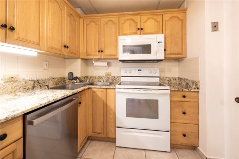 Condo in Fort Lauderdale, Florida, 2 bedrooms  № 1369105 - photo 5