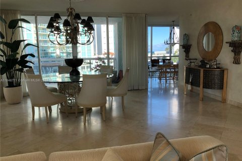 Condominio en venta en Sunny Isles Beach, Florida, 3 dormitorios, 217.39 m2 № 1330527 - foto 2