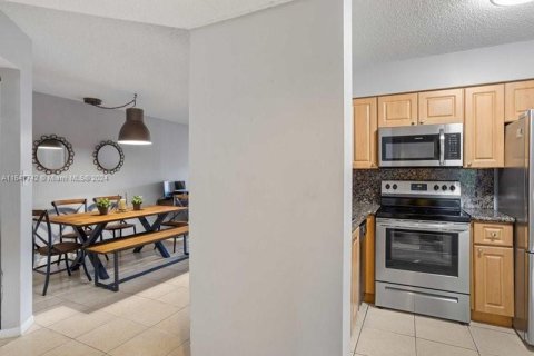 Condo in Coral Springs, Florida, 2 bedrooms  № 1330628 - photo 12