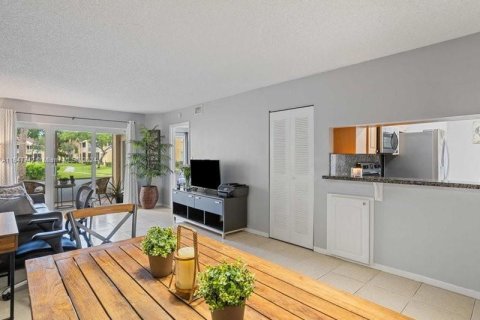 Condo in Coral Springs, Florida, 2 bedrooms  № 1330628 - photo 9