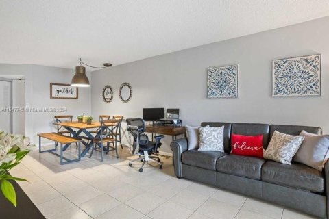 Condo in Coral Springs, Florida, 2 bedrooms  № 1330628 - photo 6