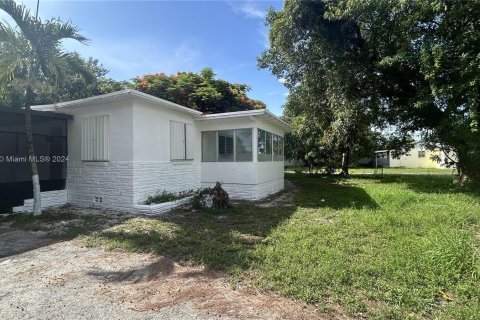 House in Opa-locka, Florida 3 bedrooms, 105.72 sq.m. № 1330529 - photo 1