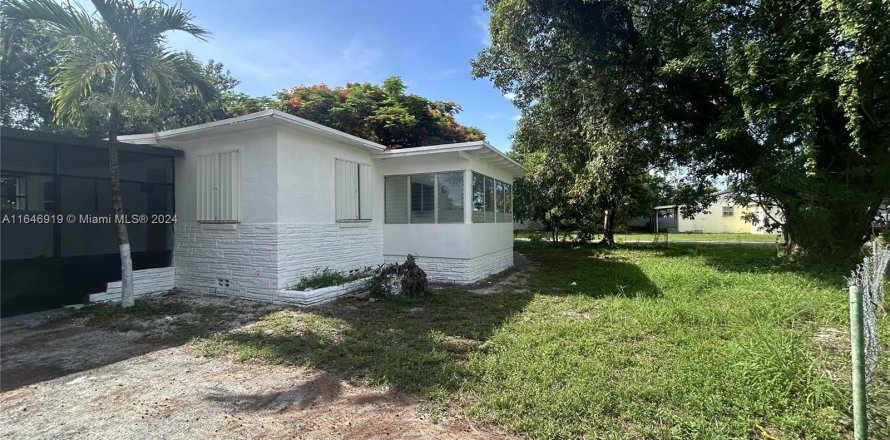 House in Opa-locka, Florida 3 bedrooms, 105.72 sq.m. № 1330529