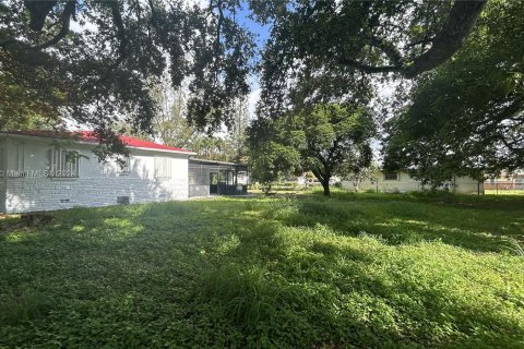 House in Opa-locka, Florida 3 bedrooms, 105.72 sq.m. № 1330529 - photo 30