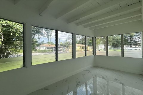 House in Opa-locka, Florida 3 bedrooms, 105.72 sq.m. № 1330529 - photo 22