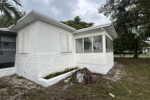 House in Opa-locka, Florida 3 bedrooms, 105.72 sq.m. № 1330529 - photo 2