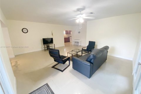 Villa ou maison à vendre à North Miami Beach, Floride: 4 chambres, 151.71 m2 № 613134 - photo 3