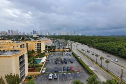 Condo in North Miami Beach, Florida, 1 bedroom  № 1271069 - photo 1