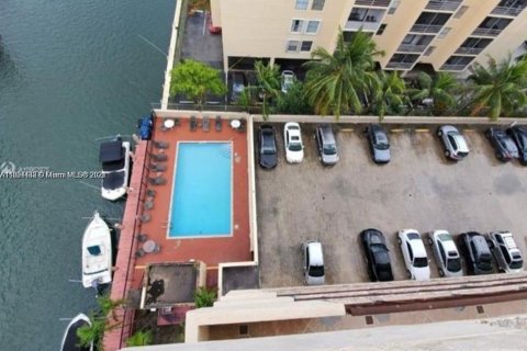 Condo in North Miami Beach, Florida, 1 bedroom  № 1271069 - photo 2