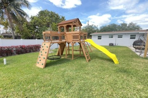 House in Pembroke Pines, Florida 4 bedrooms, 117.06 sq.m. № 1271103 - photo 24