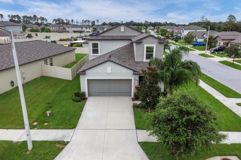 House in New Port Richey, Florida 5 bedrooms, 221.94 sq.m. № 1267645 - photo 1