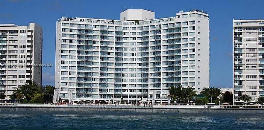 Condo in Miami Beach, Florida, 2 bedrooms  № 983565