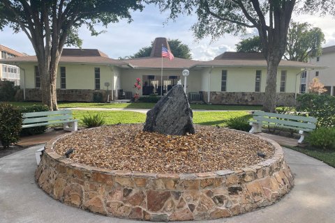 Condo in Palm Springs, Florida, 1 bedroom  № 981581 - photo 18