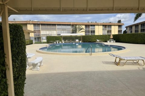 Condo in Palm Springs, Florida, 1 bedroom  № 981581 - photo 11