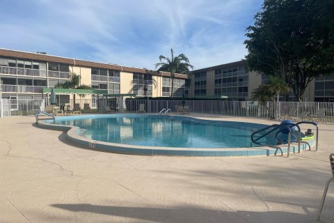 Condo in Palm Springs, Florida, 1 bedroom  № 981581 - photo 30