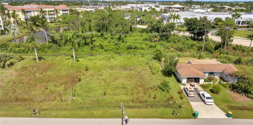 Terrain à Punta Gorda, Floride № 760186