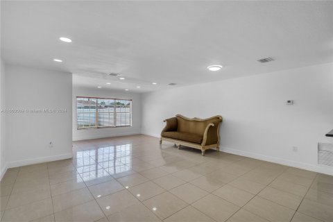 House in Miami, Florida 4 bedrooms, 136.57 sq.m. № 1367169 - photo 6