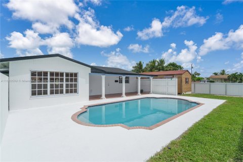 House in Miami, Florida 4 bedrooms, 136.57 sq.m. № 1367169 - photo 15