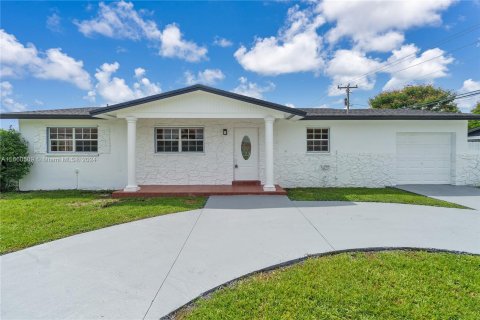 House in Miami, Florida 4 bedrooms, 136.57 sq.m. № 1367169 - photo 4