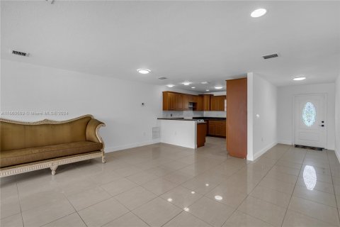 House in Miami, Florida 4 bedrooms, 136.57 sq.m. № 1367169 - photo 7