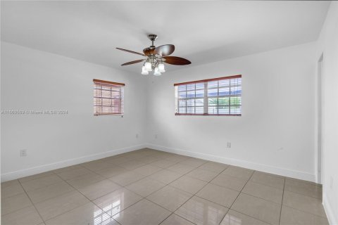 House in Miami, Florida 4 bedrooms, 136.57 sq.m. № 1367169 - photo 20