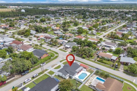 Casa en venta en Miami, Florida, 4 dormitorios, 136.57 m2 № 1367169 - foto 1