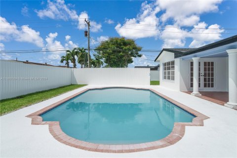 House in Miami, Florida 4 bedrooms, 136.57 sq.m. № 1367169 - photo 14